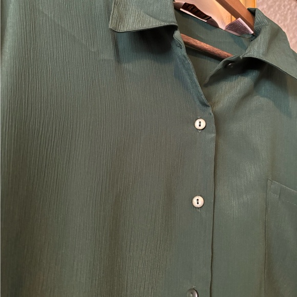 Green silky type top - Picture 3 of 5